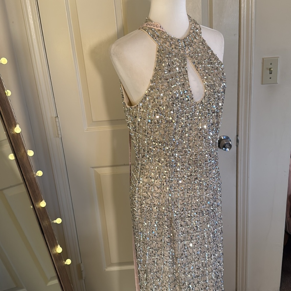 MAC DUGGAL
Silver Embellished Halter Neck Keyhole Gown - Picture 7 of 17